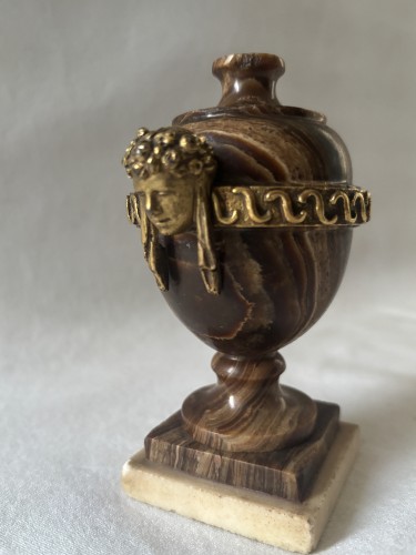 Objet de décoration Cassolettes, coupe et vase - Vase Louis XVI en bois pétrifié et bronze doré