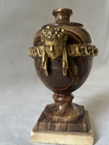 Vase Louis XVI en bois pétrifié et bronze doré - Jullion Antiquités