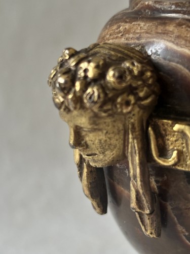 XVIIIe siècle - Vase Louis XVI en bois pétrifié et bronze doré