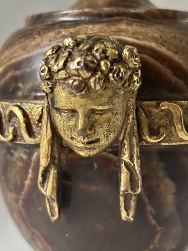 Vase Louis XVI en bois pétrifié et bronze doré - Louis XVI