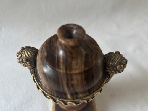 Louis XVI - Vase Louis XVI en bois pétrifié et bronze doré