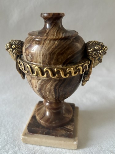 Antiquités - Vase Louis XVI en bois pétrifié et bronze doré