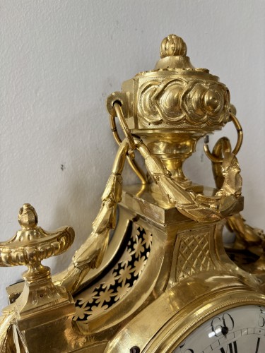 Louis XVI - Cartel Louis XVI en bronze doré signé Mercier à Paris