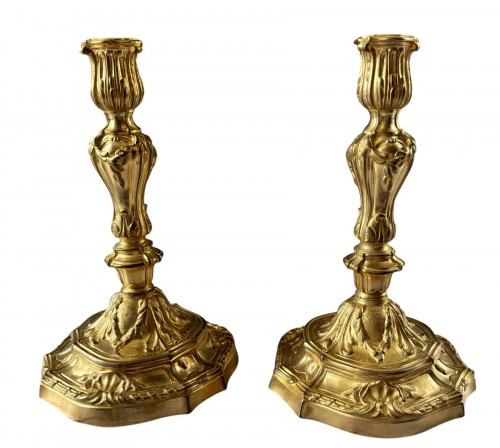 Paire de bougeoirs Louis XV en bronze doré aux armoiries