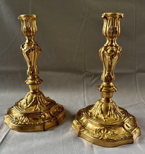 Paire de bougeoirs Louis XV en bronze doré aux armoiries - Luminaires Style Louis XV