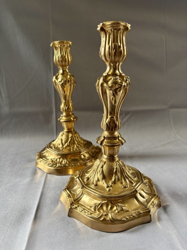 Luminaires Bougeoirs et Chandeliers - Paire de bougeoirs Louis XV en bronze doré aux armoiries