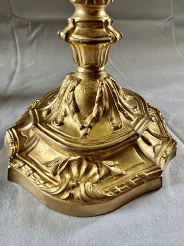 Paire de bougeoirs Louis XV en bronze doré aux armoiries - Jullion Antiquités