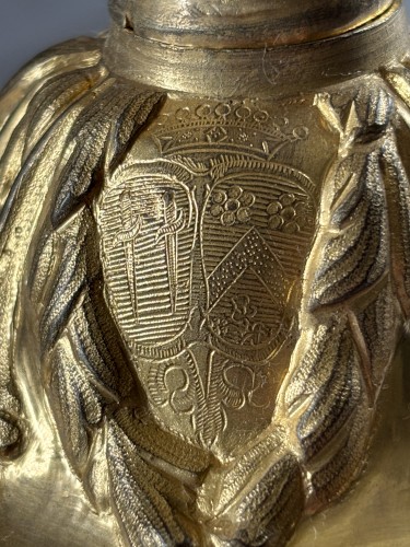 XVIIIe siècle - Paire de bougeoirs Louis XV en bronze doré aux armoiries