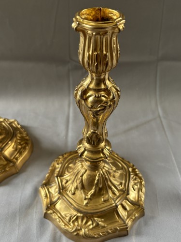Paire de bougeoirs Louis XV en bronze doré aux armoiries - Louis XV