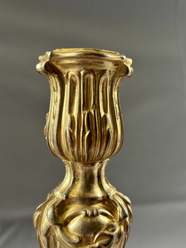 Antiquités - Paire de bougeoirs Louis XV en bronze doré aux armoiries