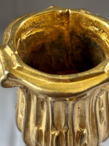 Antiquités - Paire de bougeoirs Louis XV en bronze doré aux armoiries