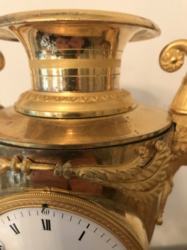 Antiquités - Pendule vase en bronze doré