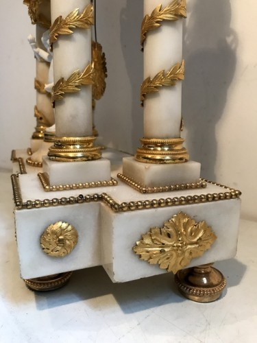 Horlogerie Pendule - Pendule portique Louis XVI en marbre et bronze doré