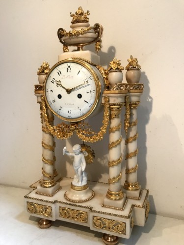 XVIIIe siècle - Pendule portique Louis XVI en marbre et bronze doré