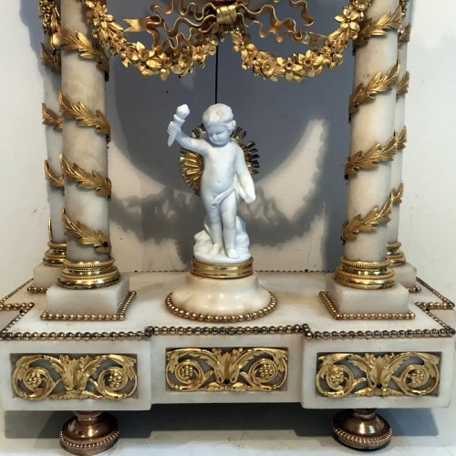 Pendule portique Louis XVI en marbre et bronze doré - Louis XVI