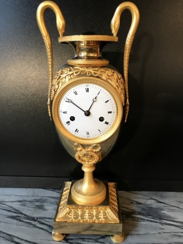 Horlogerie Pendule - Pendule vase en bronze doré, époque Empire