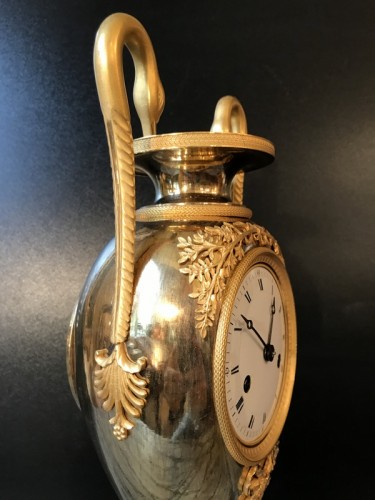 XIXe siècle - Pendule vase en bronze doré, époque Empire