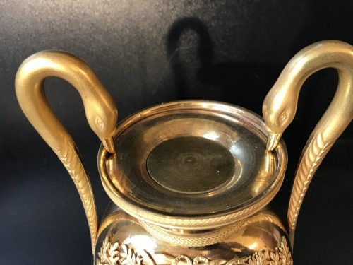 Empire - Pendule vase en bronze doré, époque Empire