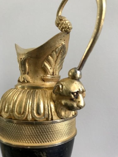 Antiquités - Paire d'aiguières Empire en bronze doré