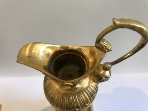 Antiquités - Paire d'aiguières Empire en bronze doré