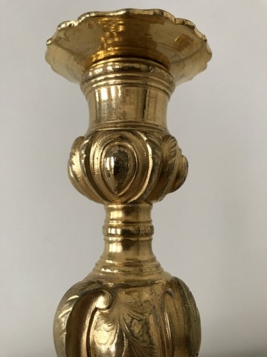XVIIIe siècle - Paire de flambeaux Louis XV en bronze doré