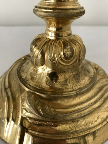 Louis XV - Paire de flambeaux Louis XV en bronze doré