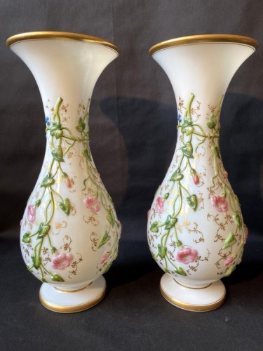 Antiquités - Vases en opaline de Baccarat