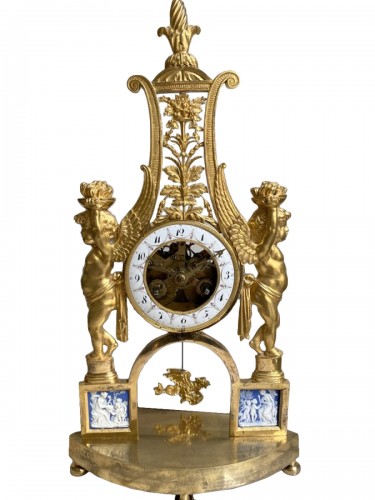 Pendule Directoire en bronze doré et wedgwood