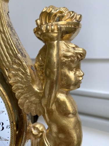 Antiquités - Pendule Directoire en bronze doré et wedgwood