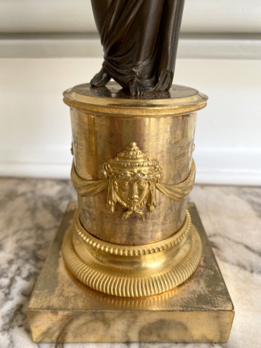 XVIIIe siècle - Paire de chandeliers Directoire en bronze doré