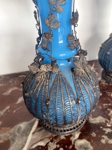Verrerie, Cristallerie  - Paire de vases en opaline bleu et monture argent