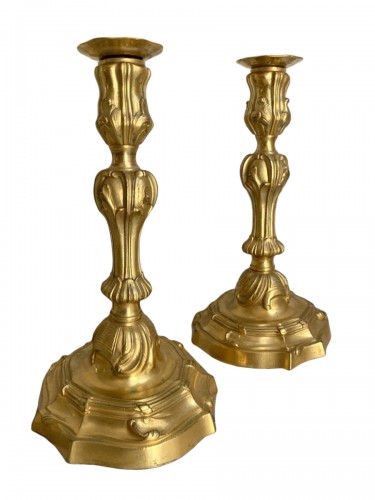 Paire de flambeaux d'époque Louis XV en bronze doré