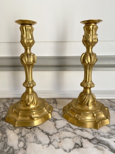 Paire de flambeaux d'époque Louis XV en bronze doré - Luminaires Style Louis XV