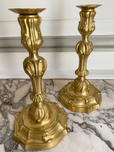 Luminaires Bougeoirs et Chandeliers - Paire de flambeaux d'époque Louis XV en bronze doré