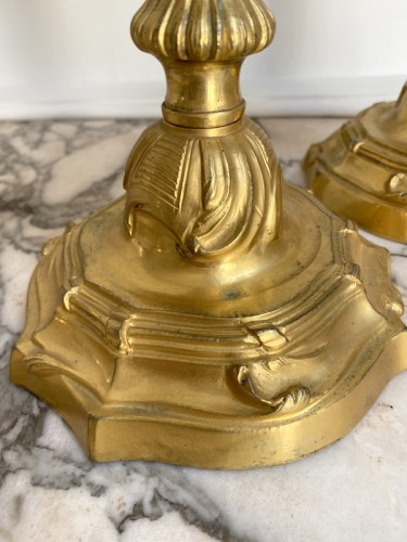 Paire de flambeaux d'époque Louis XV en bronze doré - Jullion Antiquités