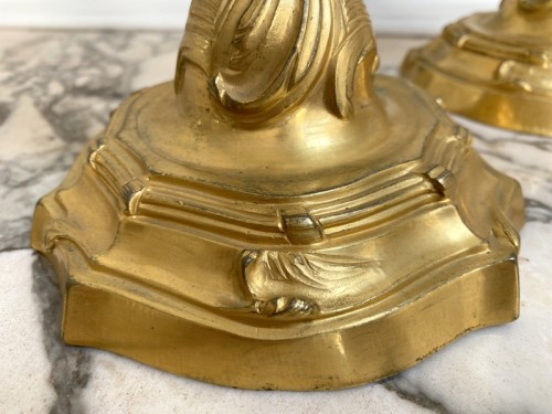 XVIIIe siècle - Paire de flambeaux d'époque Louis XV en bronze doré