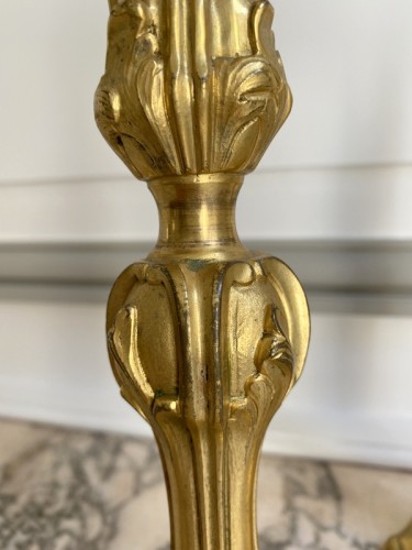 Louis XV - Paire de flambeaux d'époque Louis XV en bronze doré