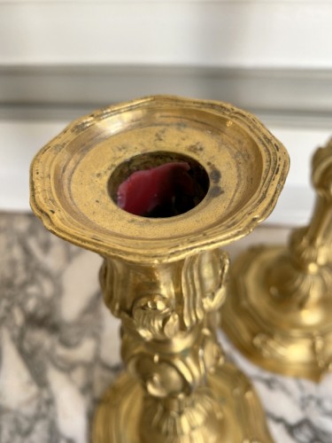 Antiquités - Paire de flambeaux d'époque Louis XV en bronze doré
