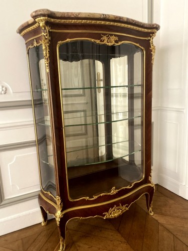 Vitrine galbée attribuée à Zwiener - Mobilier Style Napoléon III