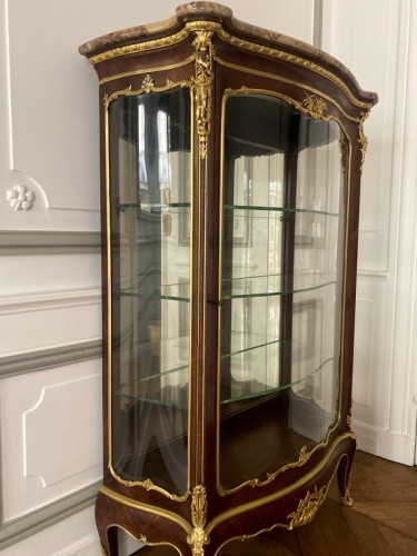 Vitrine galbée attribuée à Zwiener - Jullion Antiquités