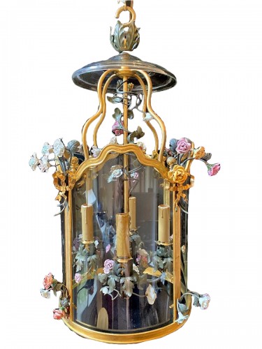 Lantern in gilded bronze and porcelain flowers