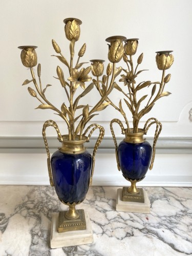Paire de chandeliers Louis XVI en verre bleu et bronze doré - Luminaires Style Louis XVI