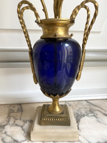 Luminaires Bougeoirs et Chandeliers - Paire de chandeliers Louis XVI en verre bleu et bronze doré