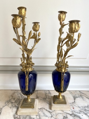 Paire de chandeliers Louis XVI en verre bleu et bronze doré - Jullion Antiquités