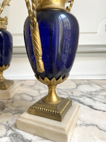 XVIIIe siècle - Paire de chandeliers Louis XVI en verre bleu et bronze doré