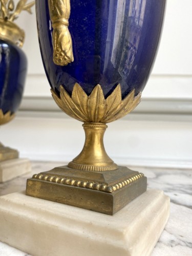 Paire de chandeliers Louis XVI en verre bleu et bronze doré - Louis XVI