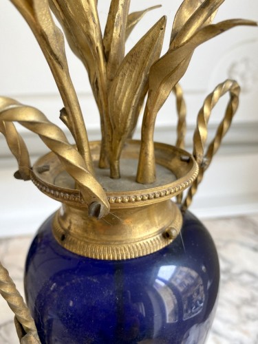 Louis XVI - Paire de chandeliers Louis XVI en verre bleu et bronze doré