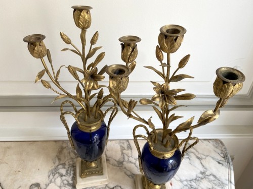 Antiquités - Paire de chandeliers Louis XVI en verre bleu et bronze doré