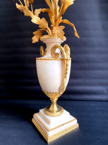 Antiquités - Paire de candélabres en marbre et bronze doré
