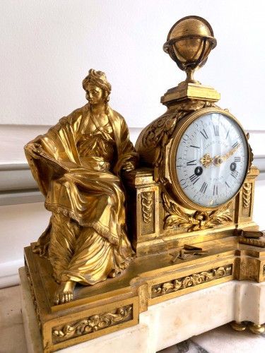 Pendule Louis XVI en bronze doré signée Gille L'Ainé - Horlogerie Style Louis XVI